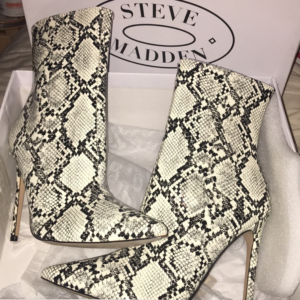 Steve Madden snake skin print boots. NIB SIZE 9